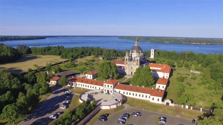 Vienuolynas su kupolu prie didelio ežero, iš drono