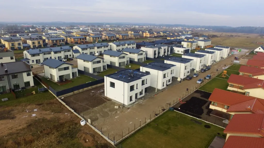 Naujas gyvenamųjų namų kvartalas iš drono