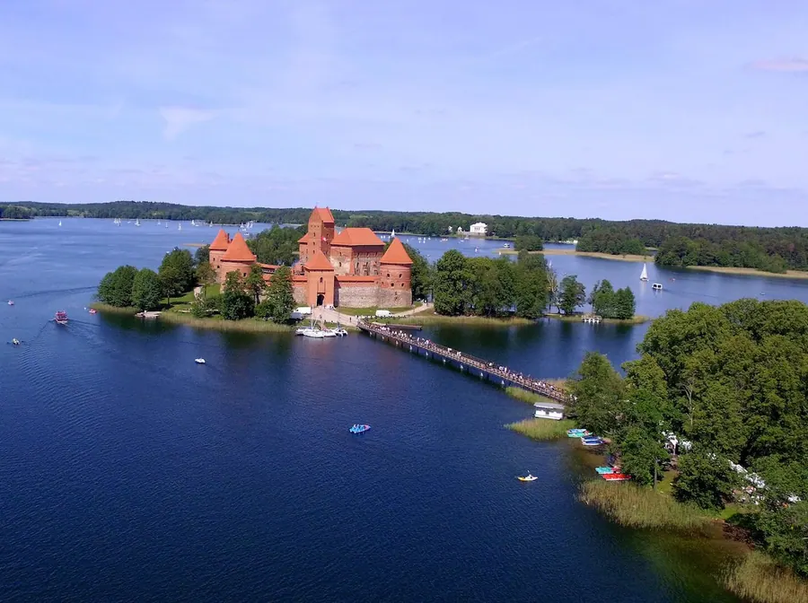 Raudonų plytų pilis ežero saloje, nuotrauka iš drono