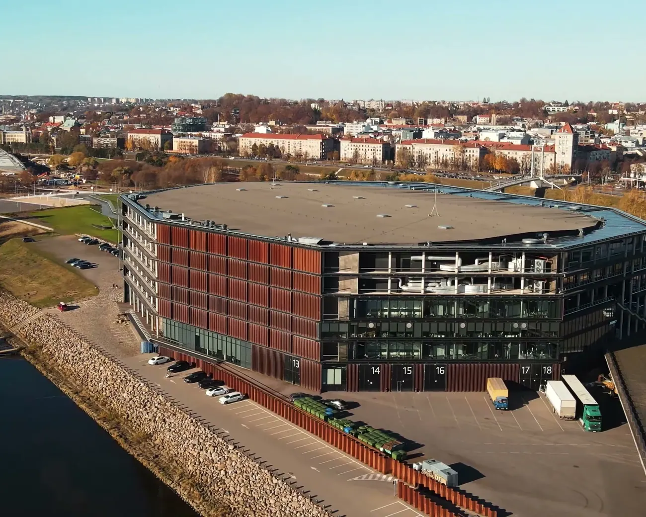 Arena Nemuno saloje ir miestas už jos, kadras iš drono